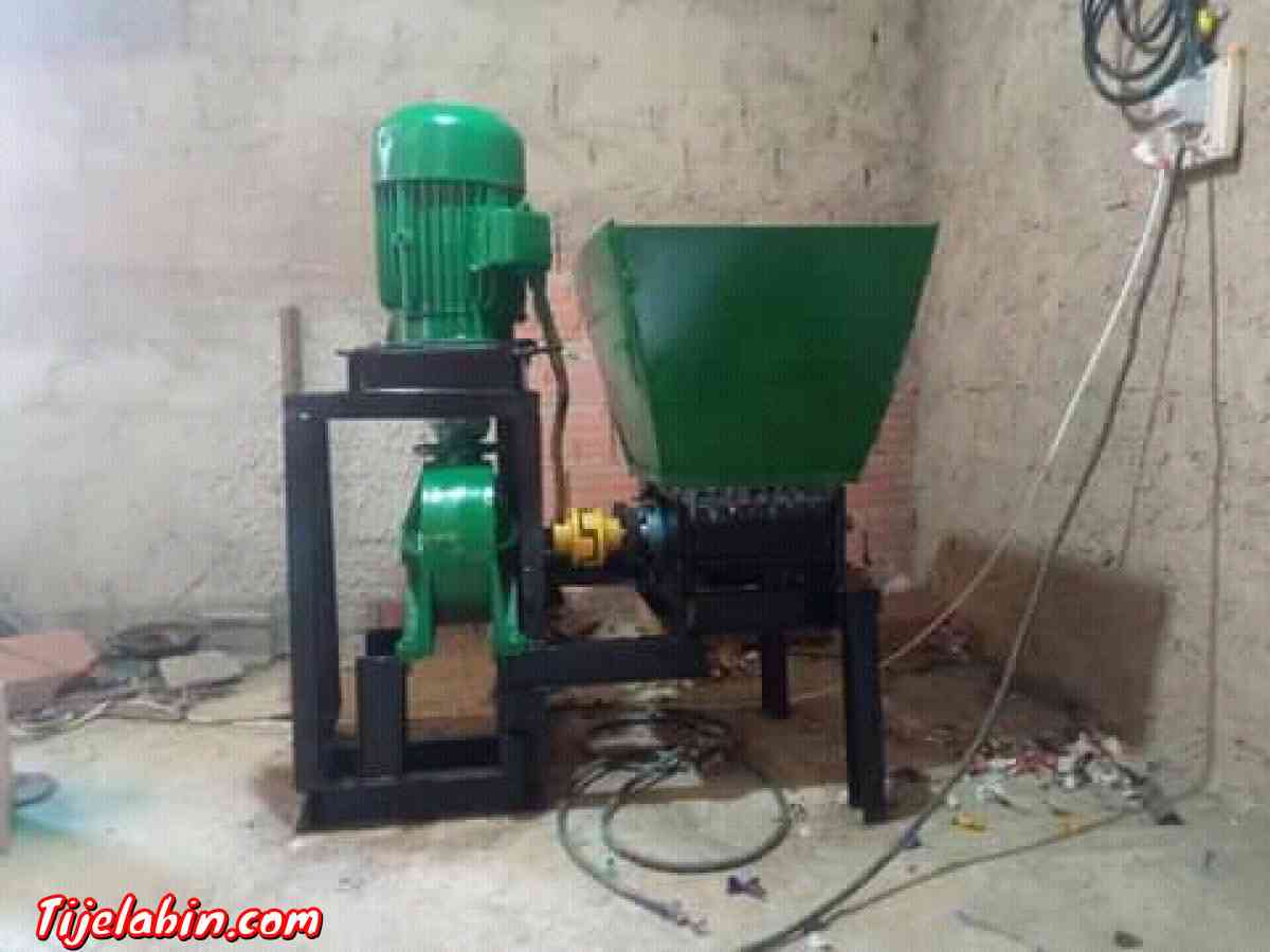 ألة لتقطيع البلاستيك والكرتون