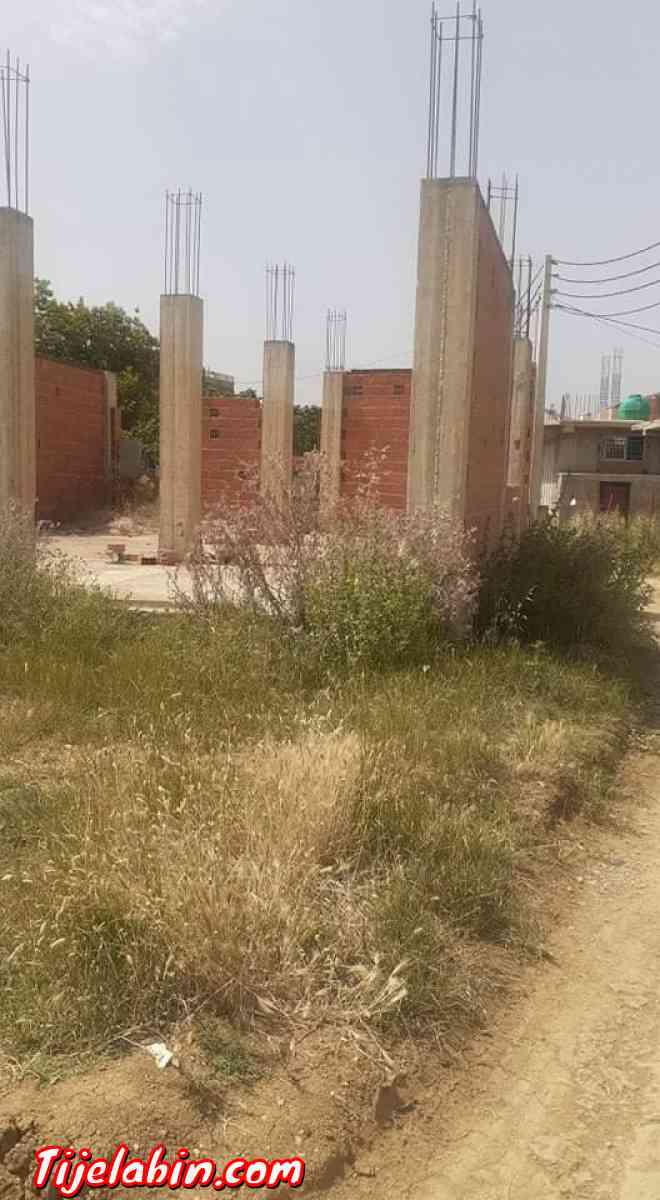 توجد قطعة ارظ للبيع فيها 3أرات أر اونص مبني ولباقي ليبري ايع