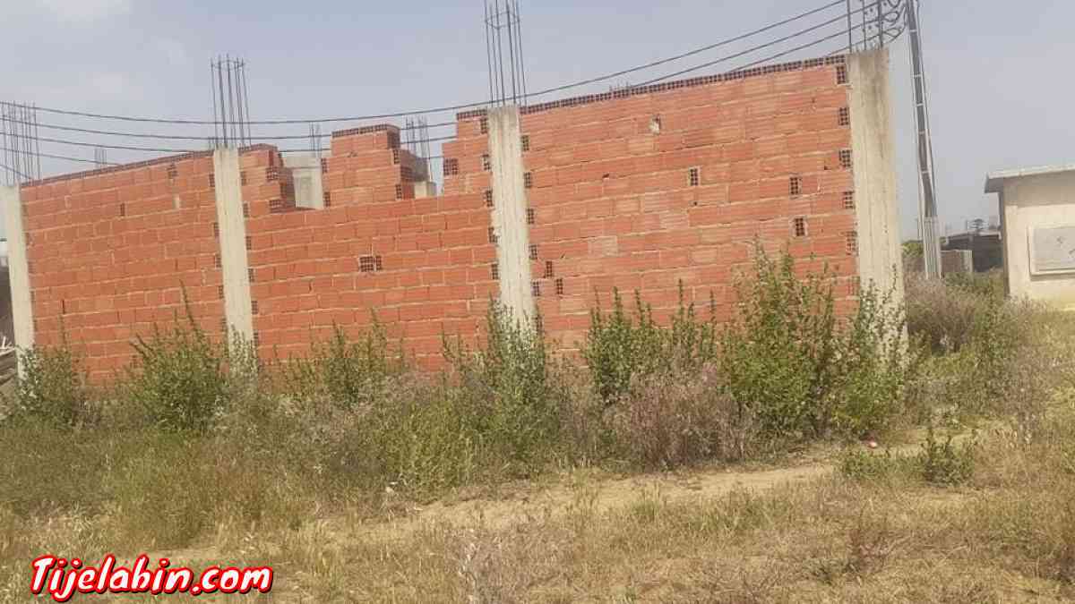 توجد قطعة ارظ للبيع فيها 3أرات أر اونص مبني ولباقي ليبري ايع