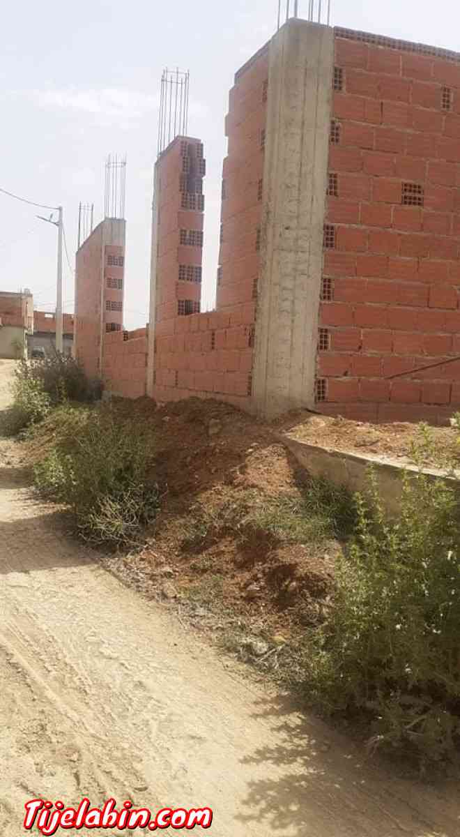 توجد قطعة ارظ للبيع فيها 3أرات أر اونص مبني ولباقي ليبري ايع