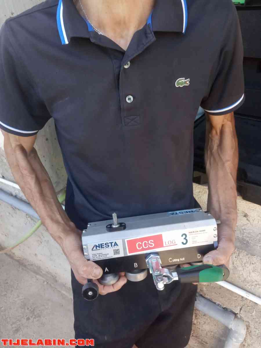 ٱلة ربط معدني