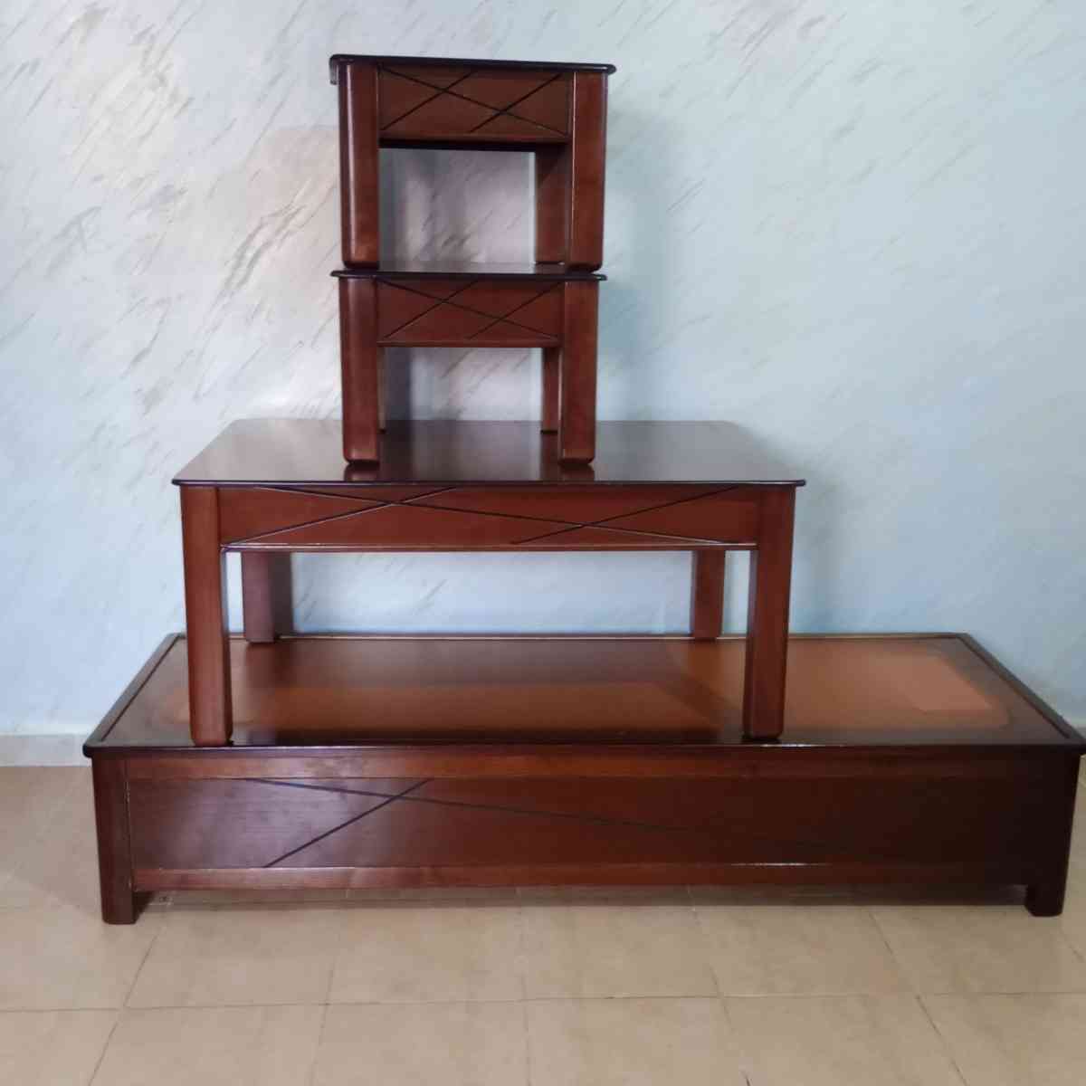 صالون 3 كنبليات و طابلة كبيرة و زوج صغار