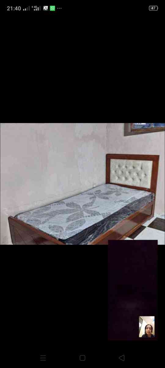 سرير خشب احمر