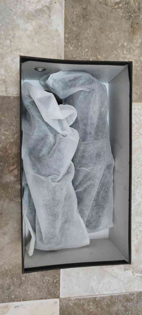 deux Chaussures classiques pour hommes