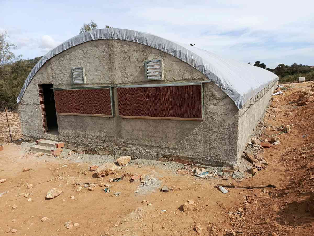 بيع وتركيب البيوت البلاستيكية الخاصة بتربية الدواجن ومعداتها