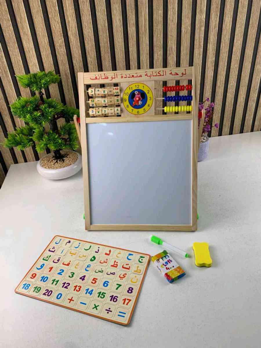 سبورة تعليمية مزدوجة الوجه خشبية مغناطيسية و معاها كلش