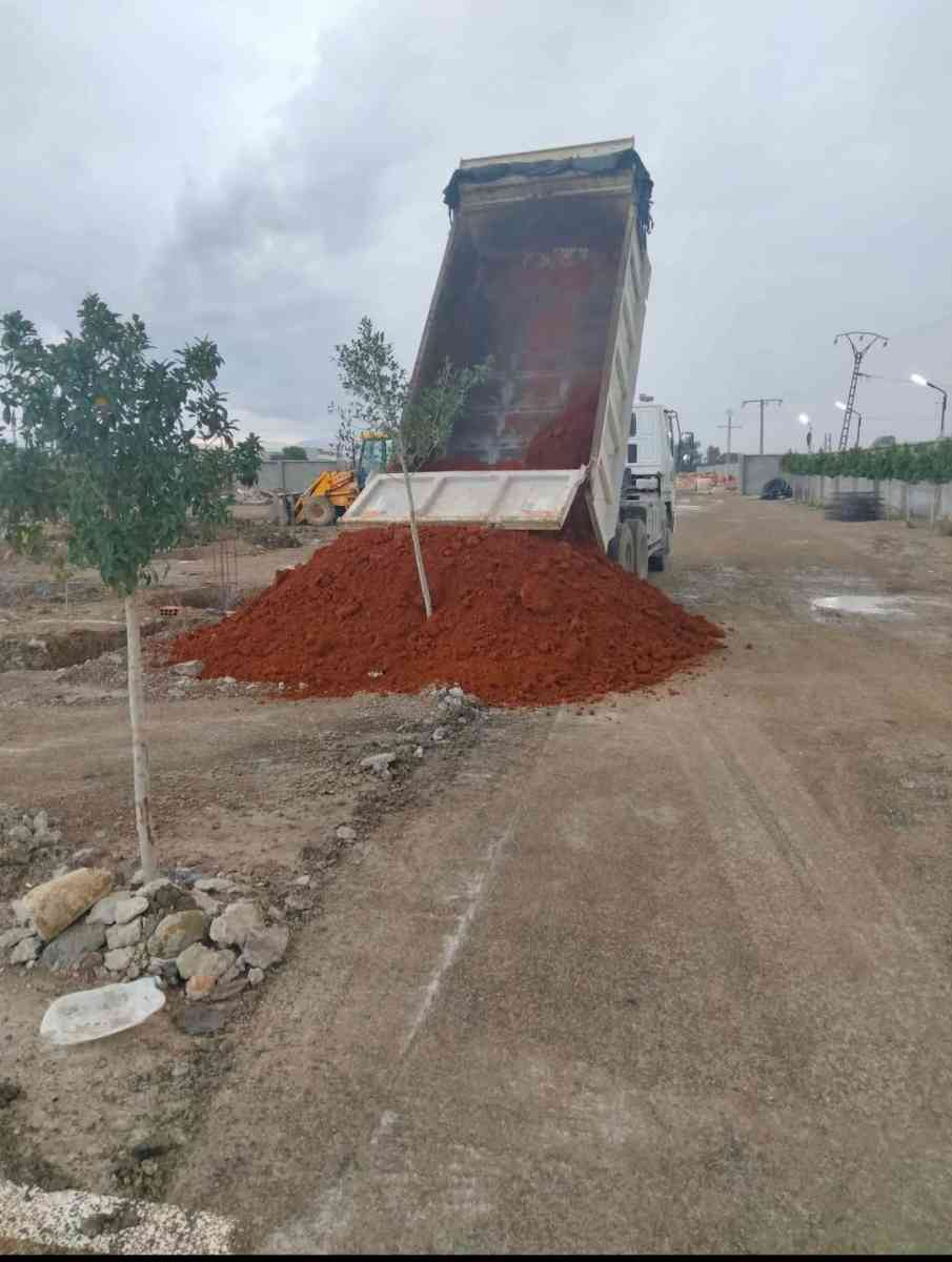 متوفر تراب احمر للغرس جودة عالية