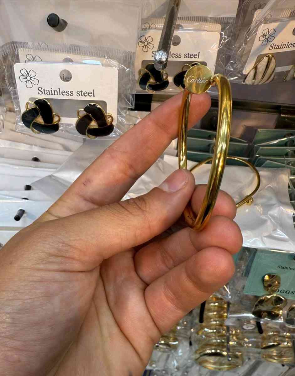 طقم أنيق ساعة نسائية  إكسسوارات راقية الطقم هذا يعطيك لمسة